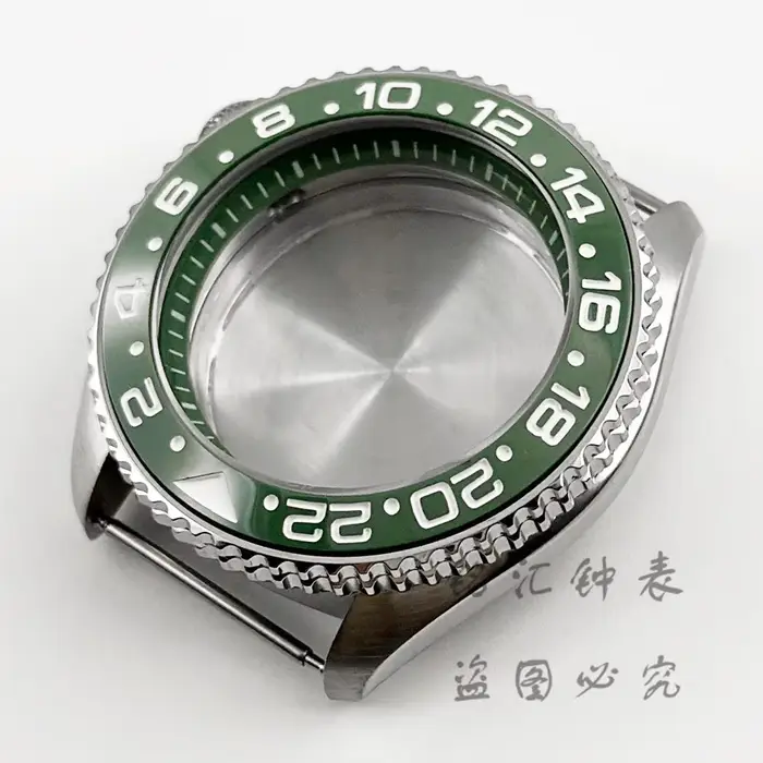 Boîtier de montre à anneau vert avec lunette inclinée