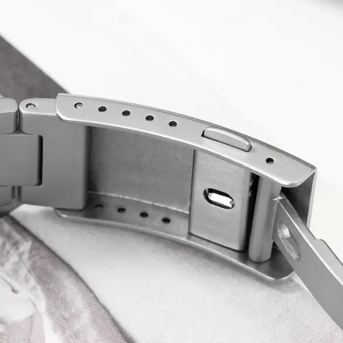 Montre de plongée à quartz Militado ML16 39 mm, verre saphir, résistance à l'eau 200 m, lunette en céramique, luminescence BGW9, couronne à visser