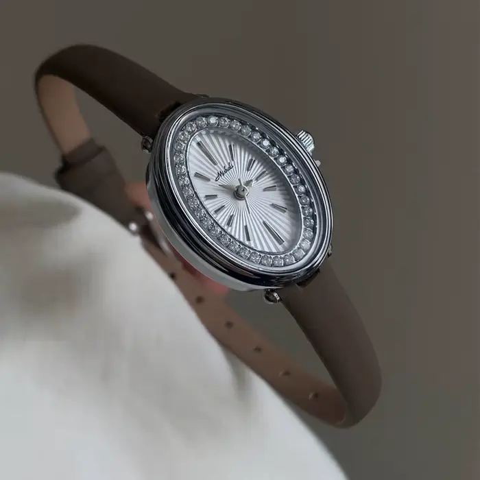 Montre elliptique incrustée de diamants