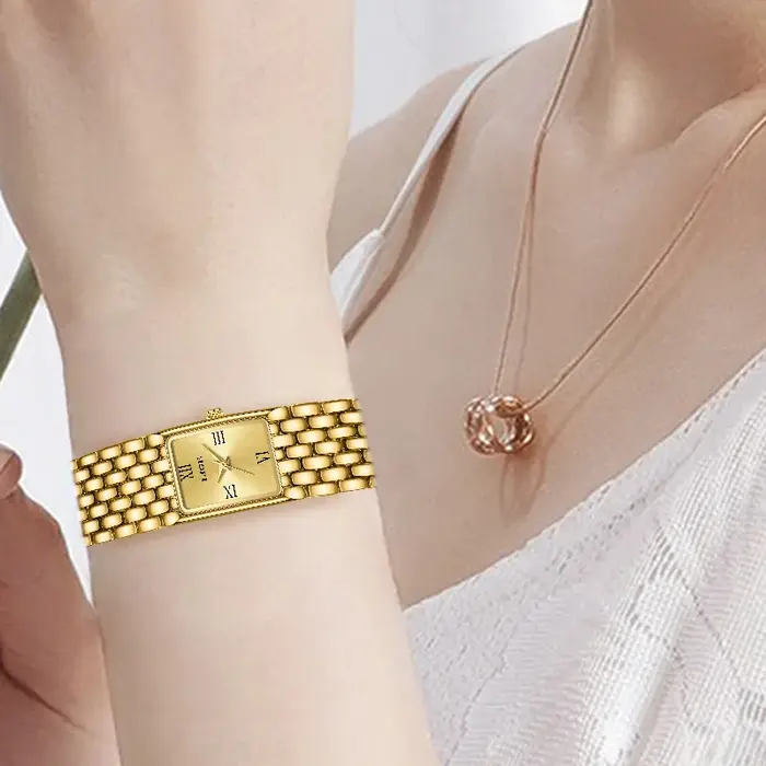 Petite montre carrée en or pour femme
