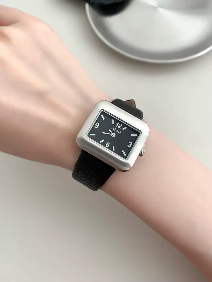 2025 nouvelle montre de mode numérique pour femme Simple carré petit cadran ceinture en cuir femmes